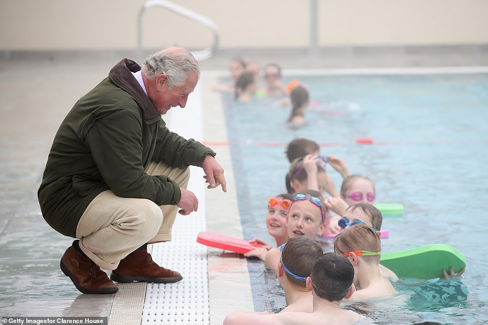 Thái tử Charles gặp các em học sinh tại một bể bơi ngoài trời bên ngoài ngôi nhà Dumfries ngày 4/5.