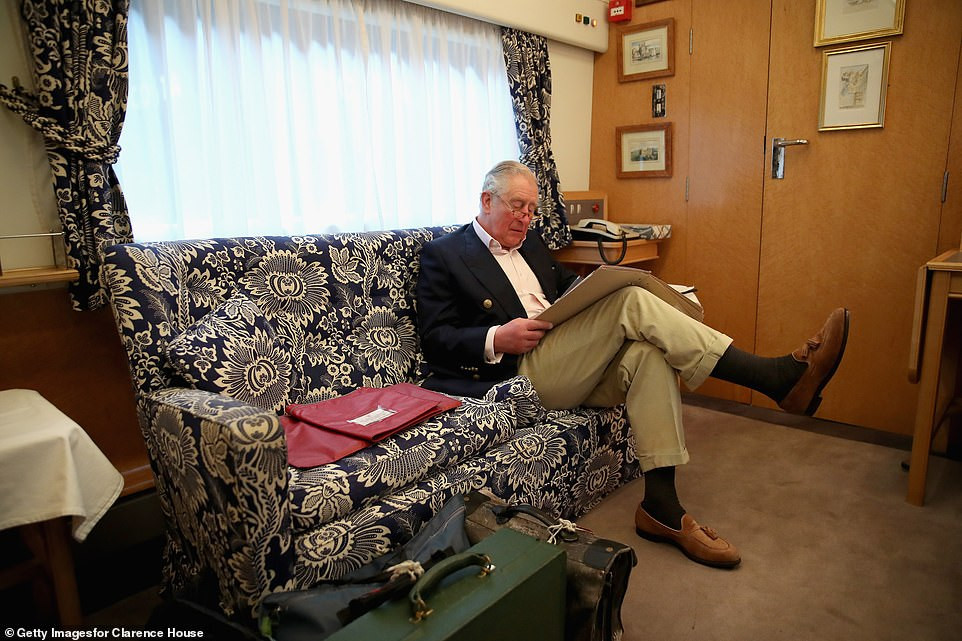 Thân vương xứ Wales đọc tài liệu trên một chuyến tàu Hoàng gia trước khi đến Durham ngày 15/2.