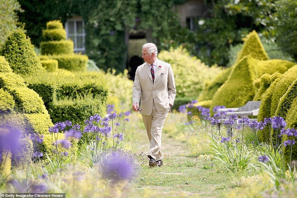 Thái tử Charles đi dạo qua khu vườn tuyệt đẹp ở Highgrove House, Cotswolds, ngày 19/7/2018.