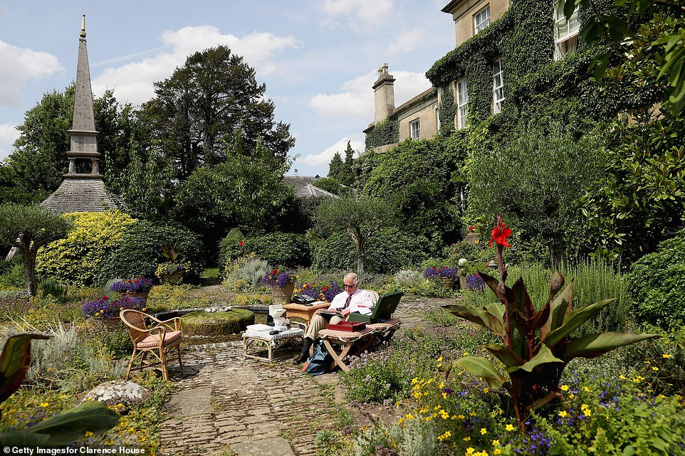 Trong bức hình này, Thái tử Charles đang làm việc trong khu vườn đầy cây xanh của tòa nhà Highrove House.