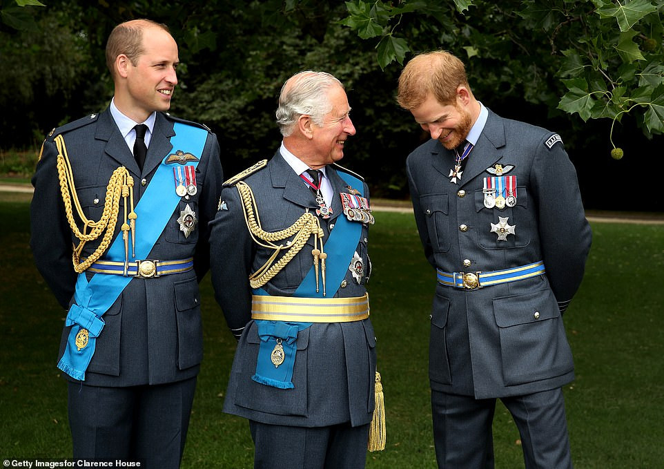 Thái tử Charles trò chuyện với hai con trai, Hoàng tử Harry và Hoàng tử William, tại khu vườn ở Cung điện Buckingham hồi tháng 7/2018.
