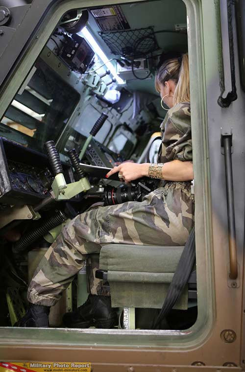 Nữ quân nhân đang kiểm tra các thiết bị máy móc bên trong cabin xe pháo.