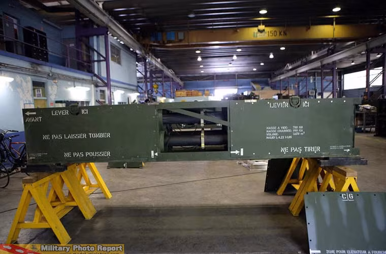 Cận cảnh container chứa cụm bệ phóng pháo phản lực M270.