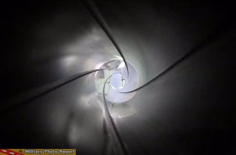 Bên trong ống phóng chứa đạn rocket 270mm.