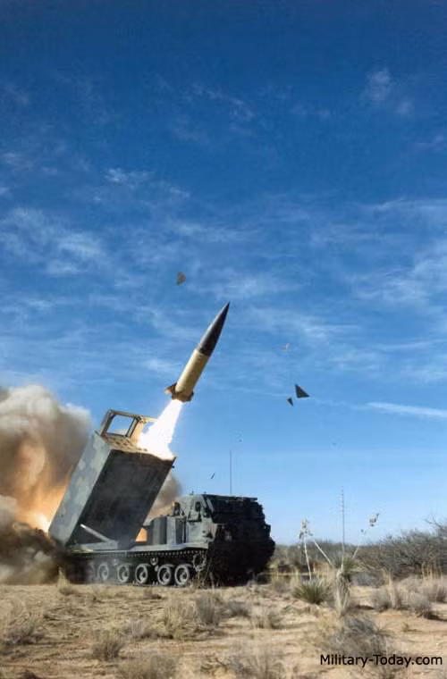 Đặc biệt, nhờ kết cấu module nên M270 có thể chở thành bệ phóng của tên lửa đạn đạo chiến thuật MGM-140 ATacMS đạt tầm phóng 160km.