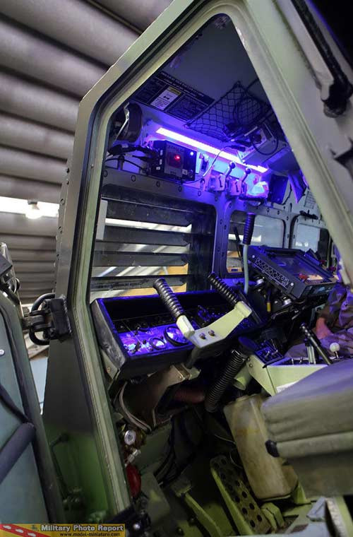 Việc điều khiển bắn pháo có thể thực hiện từ ngay trong xe phóng tự hành.