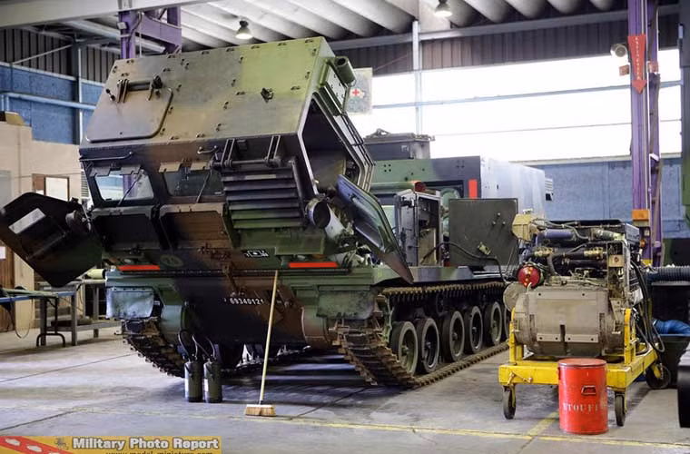 Cabin của bệ phóng tự hành tổ hợp pháo phản lực M270 được thiết kế để mở ra rất dễ dàng phục vụ cho việc sửa chữa động cơ.