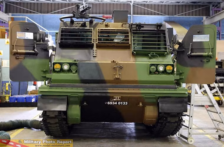 Trong ảnh, bệ phóng bánh xích đang chuẩn bị được bảo dưỡng, sửa chữa.