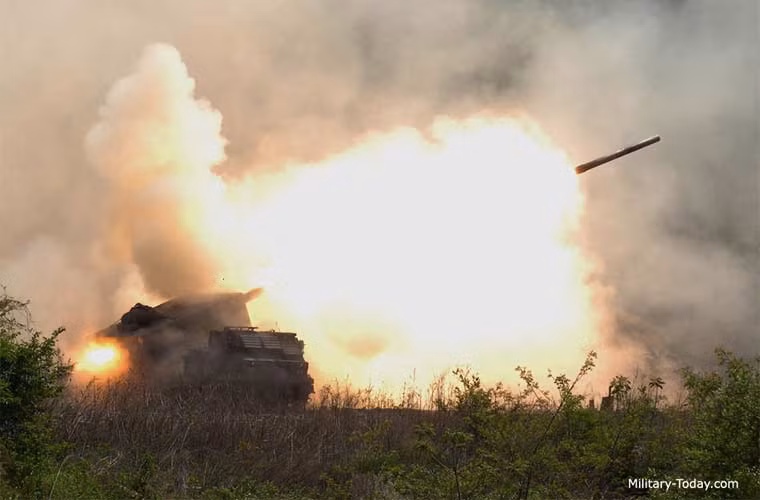 Pháo phản lực phóng loạt M270 có thể đạt tầm bắn từ 32-70km tùy từng loại đạn rocket. Ví dụ như đạn M26 chứa 644 đầu đạn phụ M77 đạt tầm phóng 32km; đạn rocket chính xác cao M30 chứa 404 đầu đạn phụ M85 đạt tầm phóng 60km.