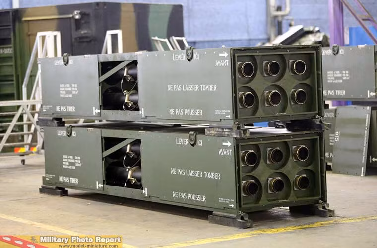 Pháo phản lực M270 được thiết kế theo kiểu module, trên bệ phóng chỉ có giá phóng để lắp tối đa hai container, mỗi cái chứa 6 đạn rocket.