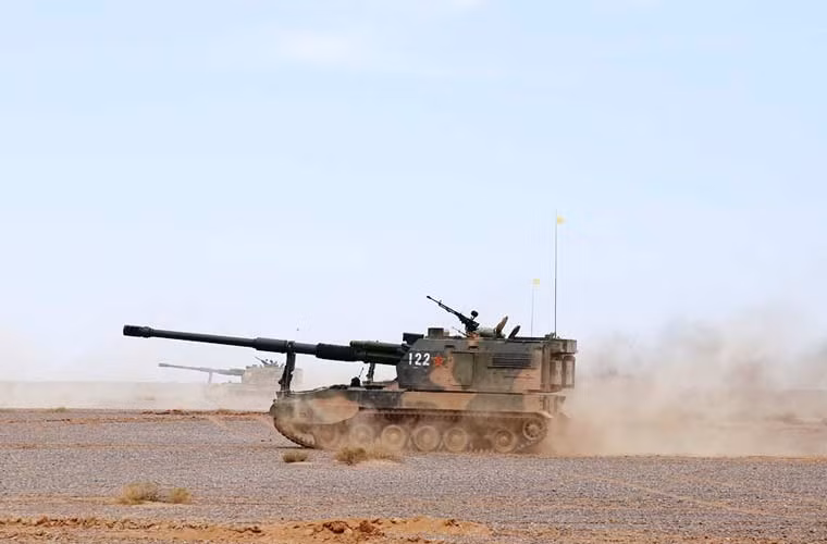 Lựu pháo tự hành PLZ-05 được thiết kế khung gầm xe bánh xích không rõ chủng loại, trang bị động cơ diesel 520 mã lực cho tốc độ hành trình tối đa 55km/h, có khả năng vượt hào leo dốc tốt.