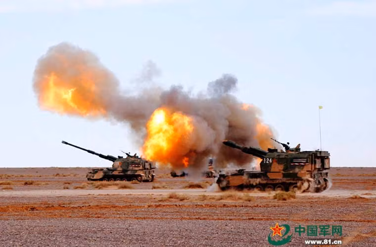 Các khẩu đội lựu pháo PLZ-05 đồng loạt khạc lửa, phun đạn trên sa mạc.