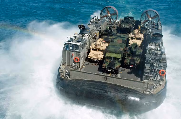 Tàu đổ bộ đệm khí LCAC 9 thuộc biên chế tàu đổ bộ tấn công USS Bonhomme Richard (LHD 6) chở các phương tiện cơ giới lao qua cầu vồng trên biển Ấn Độ Dương, ngày 8/7/2015.