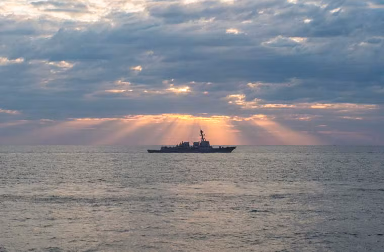 Đây có lẽ là bức ảnh quân sự đẹp nhất tuần qua – tàu khu trục tên lửa USS Preble (DDG-90) trên khung nền bầu trời huyền ảo ở vùng biển Timor.