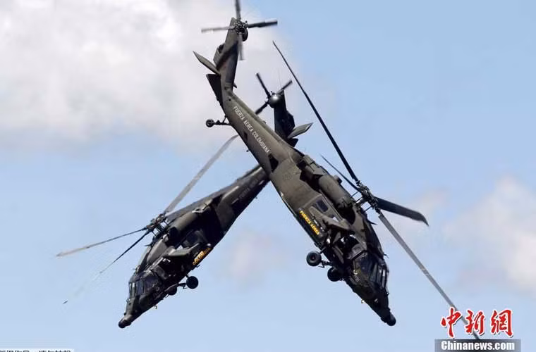 Bức ảnh quân sự đẹp và ấn tượng tuần qua – hai chiếc trực thăng Black Hawk của Không quân Colombia trong bài bay biểu diễn mạo hiểm.