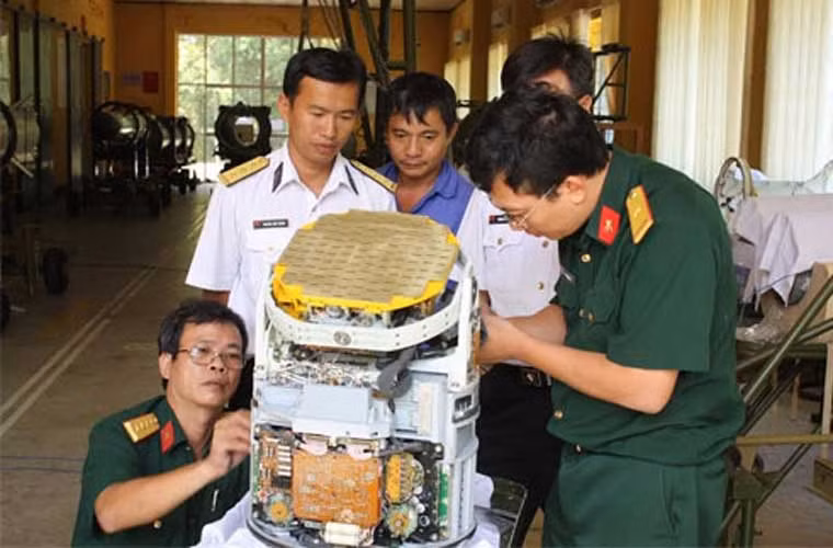 Các cán bộ Viện Khoa học và Công nghệ Quân sự nghiên cứu đầu tự dẫn radar chủ động trang bị cho tên lửa diệt hạm của Hải quân Nhân dân Việt Nam.