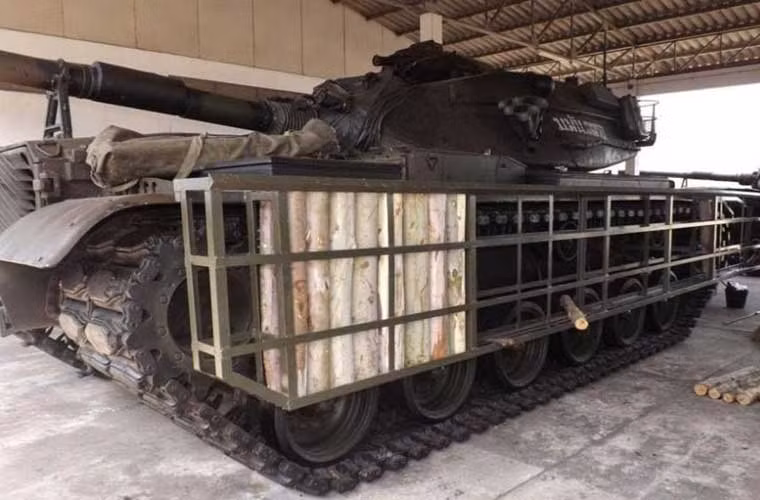 Bức ảnh vũ khí ấn tượng nhất tuần – xe tăng chiến đấu chủ lực M60A3 của Lục quân Hoàng gia Thái Lan được tăng cường giáp…gỗ ở hai bên hông. Không rõ lớp giáp này liệu có thực sự hiệu quả trước vũ khí chống tăng?