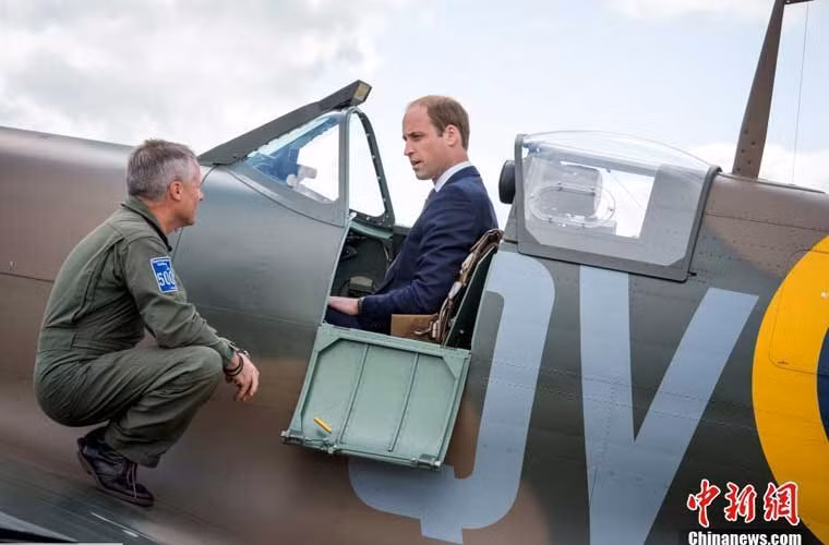Hoàng tử nước Anh ngồi thử chiếc tiêm kích huyền thoại Spitfire tại Bảo tàng Không quân Hoàng gia.