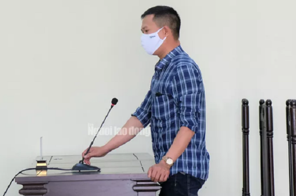 Tại phiên xét xử sáng nay 8/5, ông Đỗ Đức Hiếu, bị hại trong vụ án này cũng có mặt. Trong phần xét hỏi, ông Đỗ Đức Hiếu cũng đã tường trình lại quá trình đưa tiền cho bị cáo Phương như trong cáo trạng đã truy tố. Tuy nhiên, Hiếu cho biết cũng không mong muốn sự việc này xảy ra và xin tòa xem xét giảm mức án thấp nhất cho cựu lãnh đạo của mình. (Ảnh báo NLĐ)