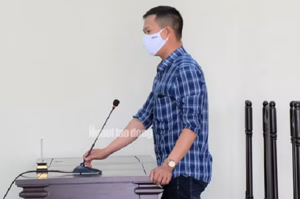 Tại phiên xét xử sáng nay 8/5, ông Đỗ Đức Hiếu, bị hại trong vụ án này cũng có mặt. Trong phần xét hỏi, ông Đỗ Đức Hiếu cũng đã tường trình lại quá trình đưa tiền cho bị cáo Phương như trong cáo trạng đã truy tố. Tuy nhiên, Hiếu cho biết cũng không mong muốn sự việc này xảy ra và xin tòa xem xét giảm mức án thấp nhất cho cựu lãnh đạo của mình. (Ảnh báo NLĐ)