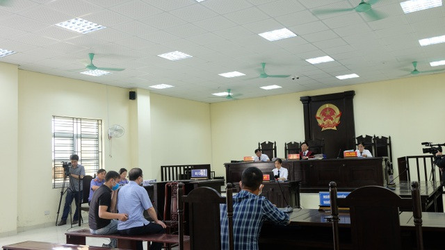 Tại tòa, bị cáo Phương thừa nhận nội dung cáo trạng nêu tại tòa là đúng và cho hay do "thiếu tỉnh táo" nên để xảy ra sự việc này. Bị cáo Phương cho biết bản thân ông có quá trình gần 40 năm công tác trong ngành công an, giữ nhiều chức vụ ở nhiều địa bàn, có cả miền núi, đạt được nhiều thành tích và nhận được nhiều bằng khen của các cấp, các ngành,... Vì thế, ông mong HĐXX xem xét, giảm nhẹ bản án.