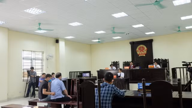 Tại tòa, bị cáo Phương thừa nhận nội dung cáo trạng nêu tại tòa là đúng và cho hay do "thiếu tỉnh táo" nên để xảy ra sự việc này. Bị cáo Phương cho biết bản thân ông có quá trình gần 40 năm công tác trong ngành công an, giữ nhiều chức vụ ở nhiều địa bàn, có cả miền núi, đạt được nhiều thành tích và nhận được nhiều bằng khen của các cấp, các ngành,... Vì thế, ông mong HĐXX xem xét, giảm nhẹ bản án.