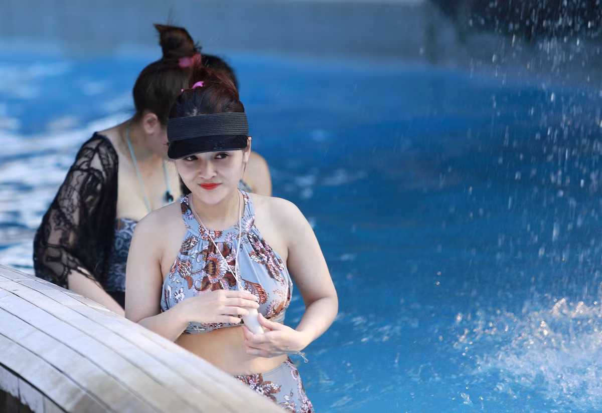 Trước khi vào công viên nước Hồ Tây, toàn bộ khách sẽ phải đo thân nhiệt và rửa tay bằng dung dịch khử khuẩn từ bên ngoài.