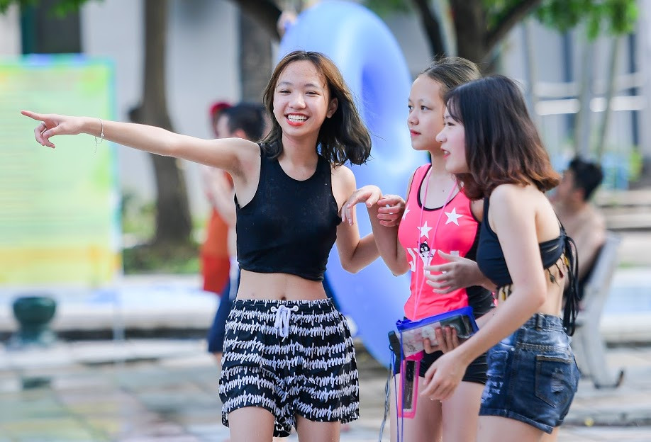 Các bạn trẻ hào hứng khi được đắm mình trong làn nước mát lạnh giữa mùa hè oi ả.