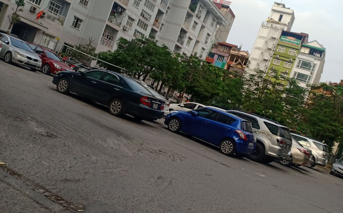 Hà Nội: Bãi trông giữ xe không phép ngang nhiên lấn chiếm lòng đường, vỉa hè - Hình 3 Ha Noi: Bai trong giu xe khong phep ngang nhien lan chiem long duong, via he-Hinh-3