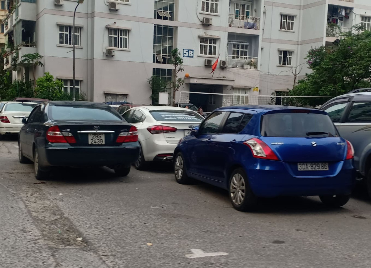 Hà Nội: Bãi trông giữ xe không phép ngang nhiên lấn chiếm lòng đường, vỉa hè - Hình 2 Ha Noi: Bai trong giu xe khong phep ngang nhien lan chiem long duong, via he-Hinh-2