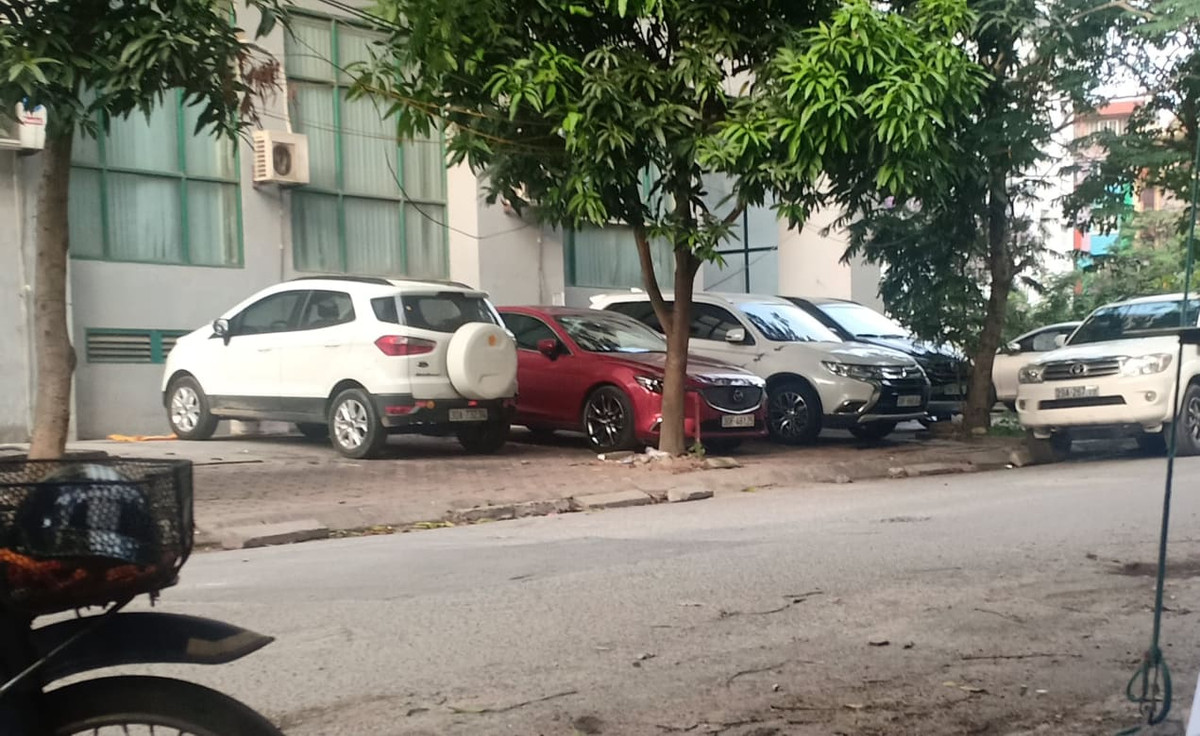 Hà Nội: Bãi trông giữ xe không phép ngang nhiên lấn chiếm lòng đường, vỉa hè Ha Noi: Bai trong giu xe khong phep ngang nhien lan chiem long duong, via he