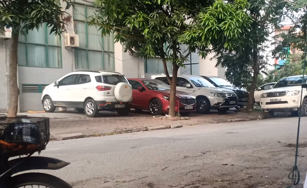 Hà Nội: Bãi trông giữ xe không phép ngang nhiên lấn chiếm lòng đường, vỉa hè Ha Noi: Bai trong giu xe khong phep ngang nhien lan chiem long duong, via he