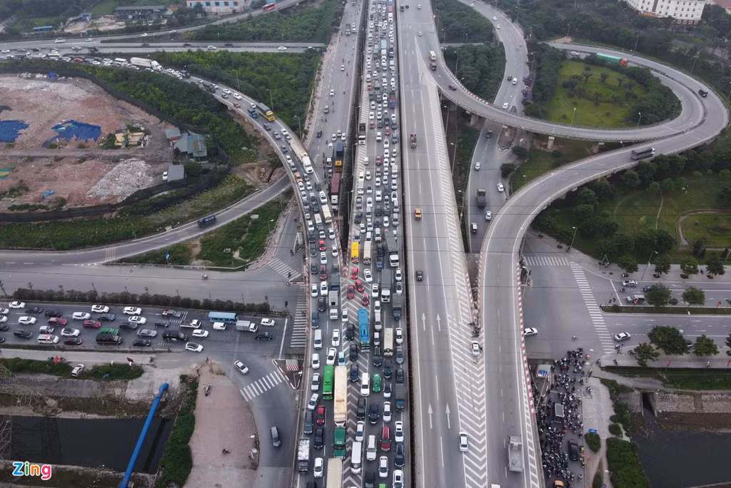 Tai nạn trên cầu Thanh Trì, đường vành đai 3 ùn tắc gần 10 km - Hình 5 Tai nan tren cau Thanh Tri, duong vanh dai 3 un tac gan 10 km-Hinh-5
