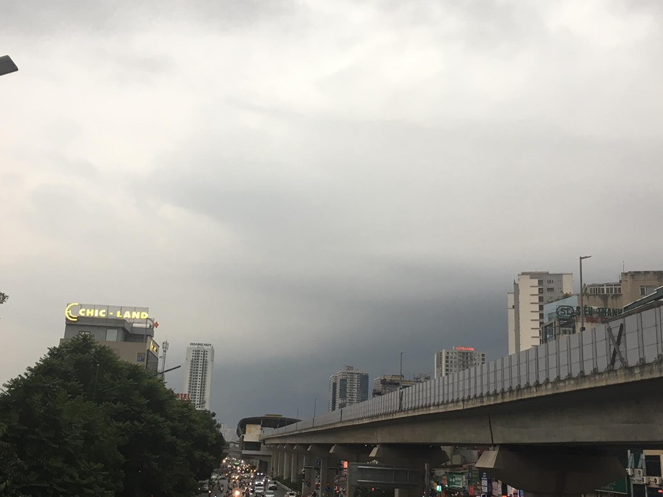 Quang cảnh trên đường Nguyễn Trãi vào lúc tan tầm. Các phương tiện phải bật đèn để di chuyển.