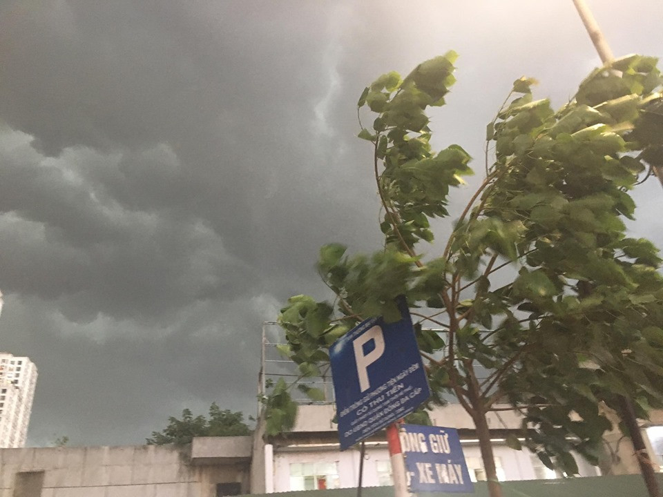 Trước khi mưa xuống, bầu trời nổi "cuồng phong", khiến cả Hà Nội chỉ trong chốc lát bỗng trở nên tối om.