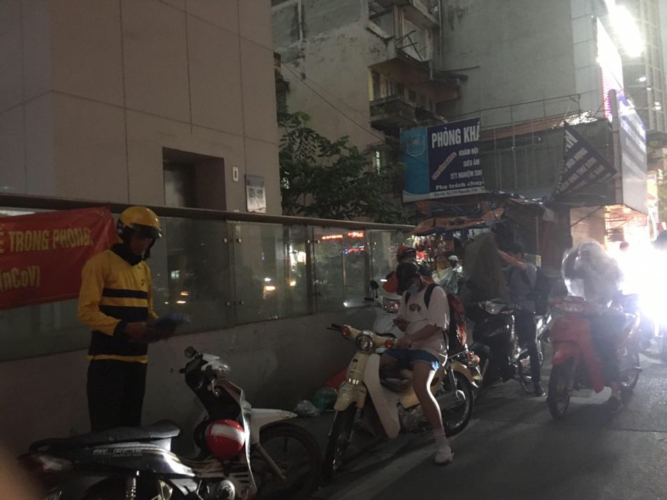 Nhiều người dân phải tấp vào lề đường khi mưa dông bất ngờ kéo đến để trú tạm, hoặc mặc áo mưa. Hiện tại, nhiều khu vực ở Hà Nội vẫn đang mưa lớn, kèm theo tiếng sấm. &gt;&gt;&gt; Xem thêm video: An Giang: Mưa dông, hơn 600 căn nhà tốc mái