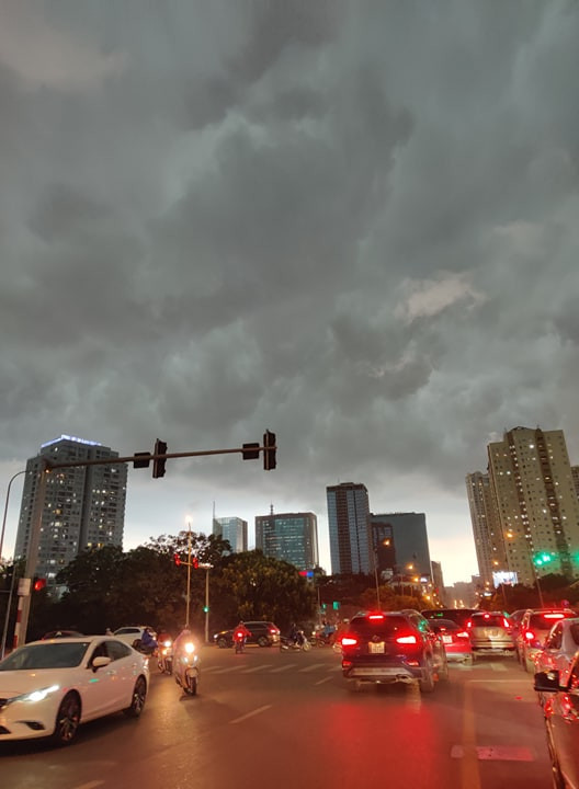 Theo dự báo thời tiết ngày 13/5, các tỉnh phía Đông Bắc Bộ và Bắc Trung Bộ chiều tối có mưa dông rải rác, cục bộ có mưa vừa, mưa to. Trong mưa dông có khả năng xảy ra lốc, sét, mưa đá và gió giật mạnh.