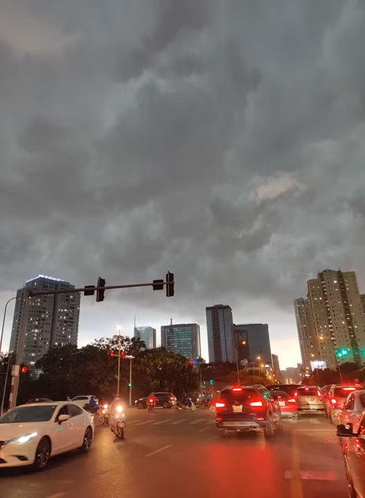 Theo dự báo thời tiết ngày 13/5, các tỉnh phía Đông Bắc Bộ và Bắc Trung Bộ chiều tối có mưa dông rải rác, cục bộ có mưa vừa, mưa to. Trong mưa dông có khả năng xảy ra lốc, sét, mưa đá và gió giật mạnh.