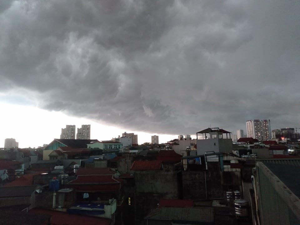 Hình ảnh đám mây vần vũ, kèm theo gió lốc khiến nhiều người sợ hãi khi di chuyển trên đường. Theo dự báo, vùng mây đối lưu sẽ gây ra mưa rào và dông cho các quận phía tây Hà Nội bao gồm quận Bắc Từ Liêm, Nam Từ Liêm, Hà Đông, Thanh Xuân và Cầu Giấy, sau đó vùng mưa dông có khả năng ảnh hưởng sang các quận nội thành khác.