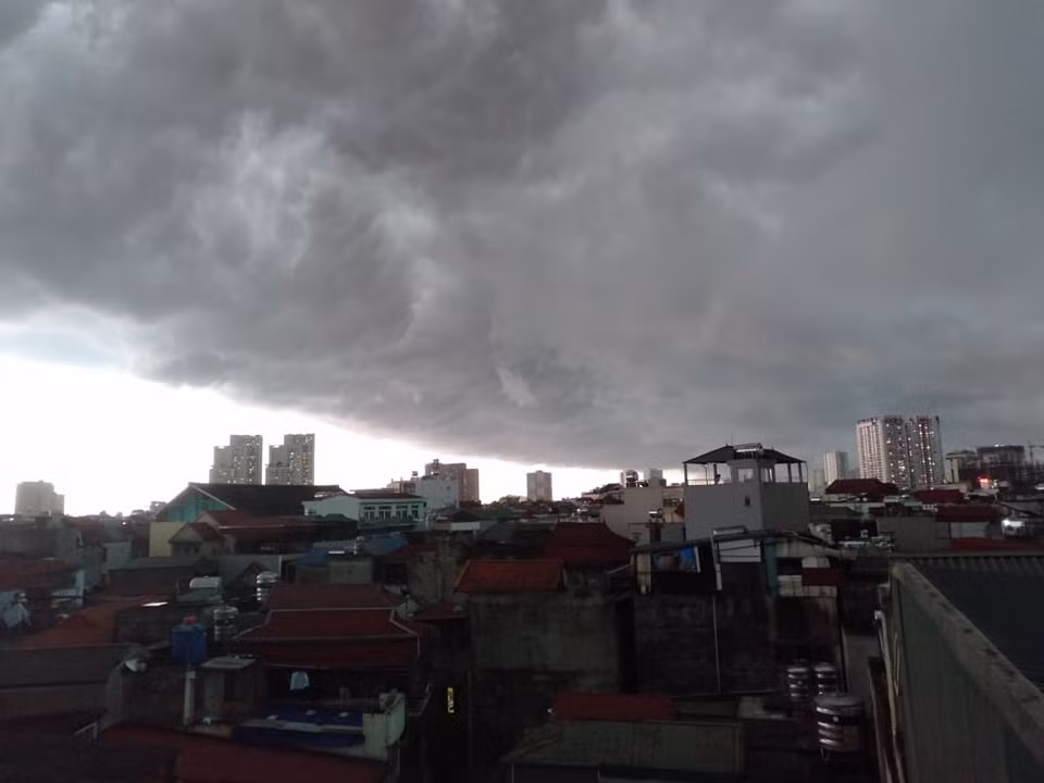 Hình ảnh đám mây vần vũ, kèm theo gió lốc khiến nhiều người sợ hãi khi di chuyển trên đường. Theo dự báo, vùng mây đối lưu sẽ gây ra mưa rào và dông cho các quận phía tây Hà Nội bao gồm quận Bắc Từ Liêm, Nam Từ Liêm, Hà Đông, Thanh Xuân và Cầu Giấy, sau đó vùng mưa dông có khả năng ảnh hưởng sang các quận nội thành khác.