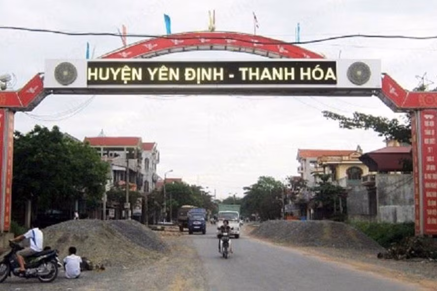 Khoản nợ 50 tỷ đồng của Huyện ủy, UBND huyện Yên Định chủ yếu rơi vào giai đoạn 2011 - 2015 khi ông Hoàng Cao Thắng làm Bí thư Huyện ủy Yên Định và bà Ngô Thị Hoa làm Chủ tịch UBND huyện này, hiện cả hai vị này đã nghỉ hưu.
