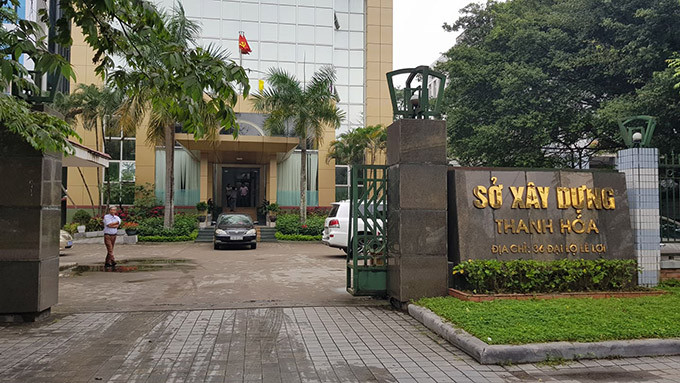 Sau đó, ông Tuấn được UBND tỉnh Thanh Hóa phân công làm tổ trưởng tổ giúp việc của Ban Chỉ đạo quy hoạch xây dựng phát triển đô thị và nhà ở. Mới đây, Sở Xây dựng có văn bản gửi UBND tỉnh xin chủ trương về quy hoạch cán bộ, trong đó có đề xuất làm quy trình để nhận ông Ngô Văn Tuấn - người từng bị cách chức Phó chủ tịch UBND tỉnh về lại Sở công tác.