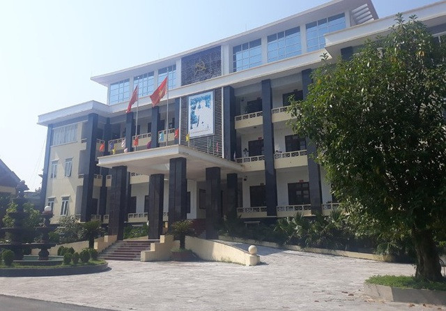 Món nợ 50 tỷ đồng của Huyện ủy, UBND huyện Yên Định chủ yếu như: Nợ tiền sửa sang cơ sở vật chất công sở Huyện ủy, UBND huyện; tiền xăng xe đi công tác của lãnh đạo; tiền sửa xe khi hư hỏng; tiền quà tặng các dịp đại hội, lễ kỷ niệm; tiền chè nước; tiền ăn uống, nghỉ ngơi khi tiếp khách... của lãnh đạo huyện.