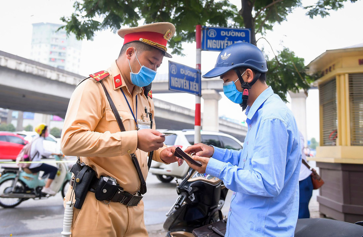 Việc được dừng tất cả các xe được căn cứ vào Thông tư 01/2016/TT-BCA quy định nhiệm vụ, quyền hạn, hình thức, nội dung tuần tra, kiểm soát giao thông đường bộ của Cảnh sát giao thông.