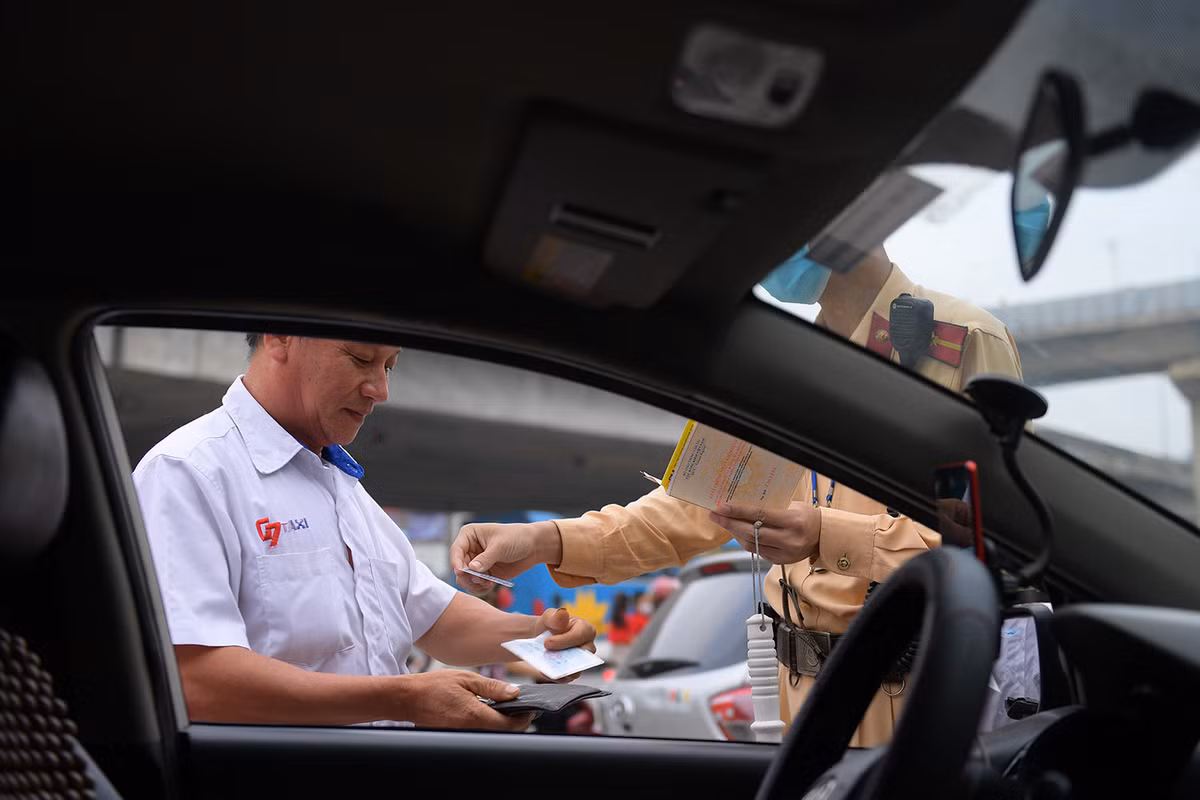 “Bên cạnh vi phạm về nồng độ cồn và ma tuý, lực lượng CSGT cũng đẩy mạnh xử lý các lỗi gây nguy cơ tai nạn cao như đi sai làn đường, tránh vượt, không đội mũ bảo hiểm, lạnh lách, đánh võng…”, đại úy Đức cho biết thêm. >>> Xem thêm video: Xử lý tình trạng học sinh vi phạm giao thông