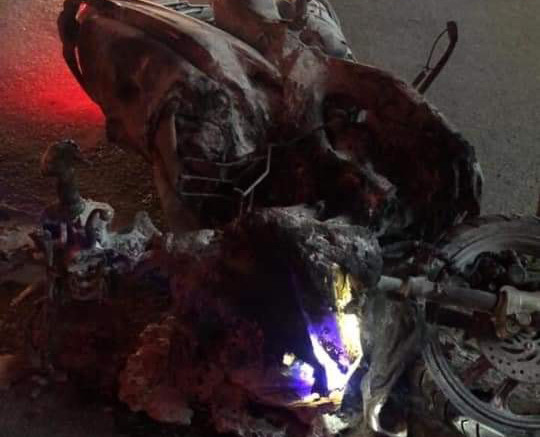 Không có thương vong về người, ngọn lửa được khống chế sớm nên không bùng phát lớn. Chiếc xe máy bên cạnh bị cháy gần như hoàn toàn.