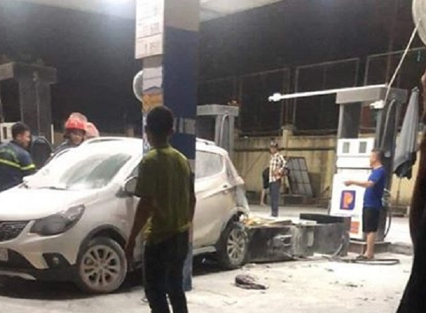 Tại hiện trường, chiếc ôtô gây ra vụ việc và một xe máy khác bị lửa thiêu cháy. 