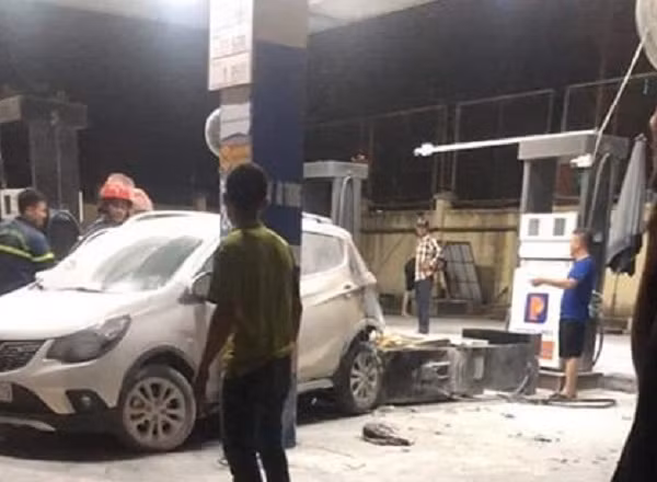 Tại hiện trường, chiếc ôtô gây ra vụ việc và một xe máy khác bị lửa thiêu cháy. 