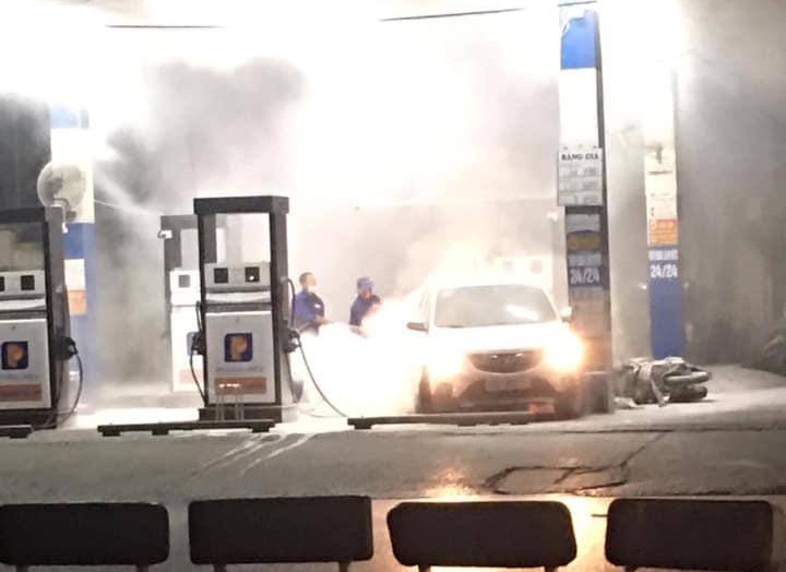 Nhân viên của cây xăng khi đó lập tức dùng bình cứu hỏa khống chế ngọn lửa.
