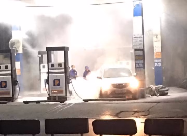 Nhân viên của cây xăng khi đó lập tức dùng bình cứu hỏa khống chế ngọn lửa.